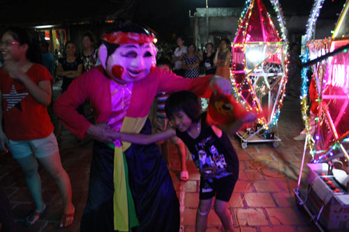 Trẻ ngoại thành rước đèn ông sao khủng - 9