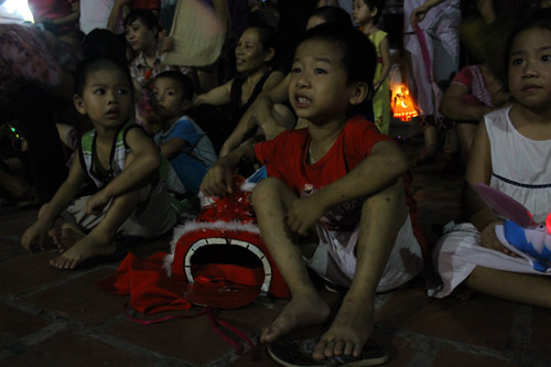 Trẻ ngoại thành rước đèn ông sao khủng - 10