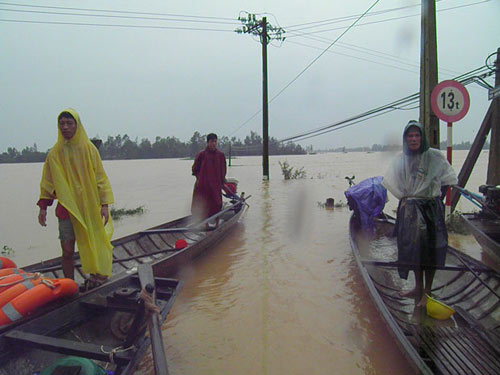 Sau bão, nước lũ bủa vây người dân - 1