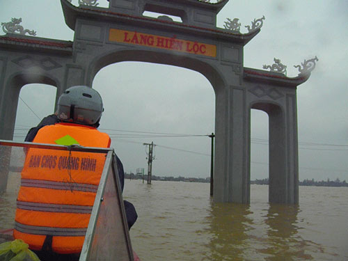 Sau bão, nước lũ bủa vây người dân - 2