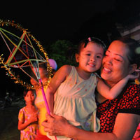 Tin tức trong ngày - Trẻ ngoại thành rước đèn ông sao khủng