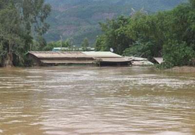 Miền Trung chìm trong lũ - 3