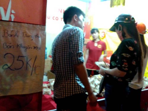 Chen chân mua bánh Trung thu đại hạ giá - 4
