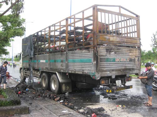 TP.HCM: Vừa qua hầm Thủ Thiêm, xe tải bốc cháy - 1