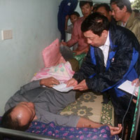 Tin tức trong ngày - Lũ cuốn ô tô: Hỗ trợ 7,5 triệu đồng/nạn nhân