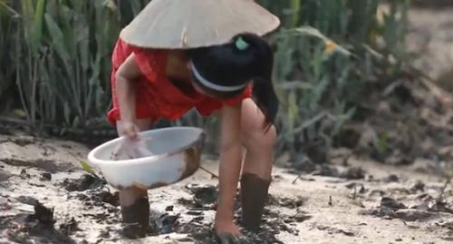 Video: Nghẹn lòng trung thu nhà nghèo - 2