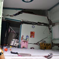 Tin tức trong ngày - Nhà sập trong tích tắc, dân hốt hoảng tháo chạy
