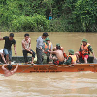 Tin tức trong ngày - Đã xác định vị trí chiếc ô tô bị lũ cuốn