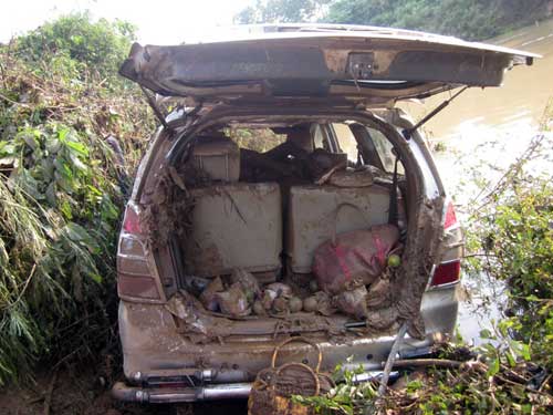 Ô tô bị lũ cuốn: Tìm thấy 4 nạn nhân - 3