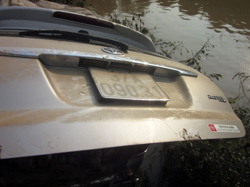 Ô tô bị lũ cuốn: Tìm thấy 4 nạn nhân - 2