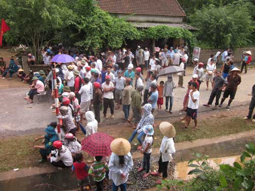 Ô tô bị lũ cuốn: Tìm thấy 4 nạn nhân - 5