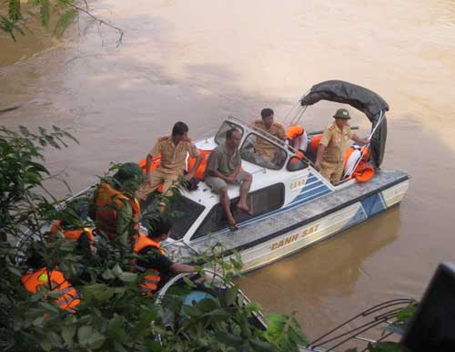Ô tô bị lũ cuốn: Tìm thấy 4 nạn nhân - 4