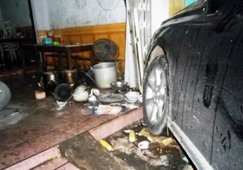 Hãi hùng Lexus tông xe máy rồi lao vào quán phở - 2