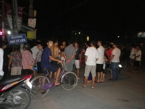 Hãi hùng Lexus tông xe máy rồi lao vào quán phở - 3