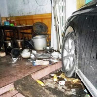 Tin tức trong ngày - Hãi hùng Lexus tông xe máy rồi lao vào quán phở