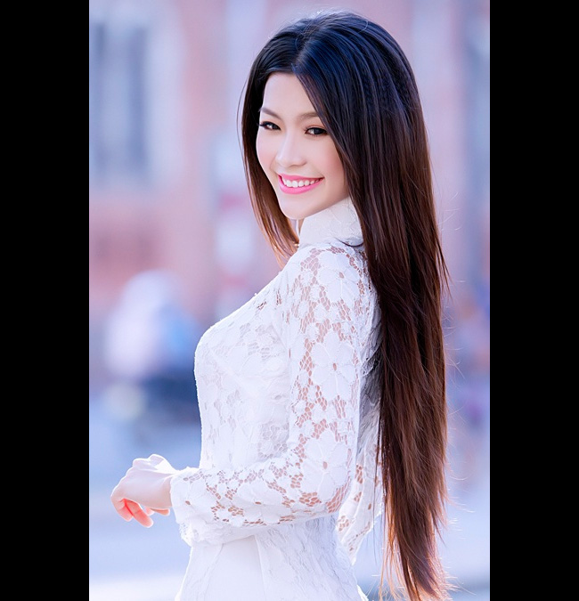Diễm Trang yêu kiều trong tà áo dài trắng
