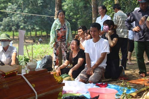 Cuộc trục vớt xe Innova và nạn nhân qua ảnh - 11