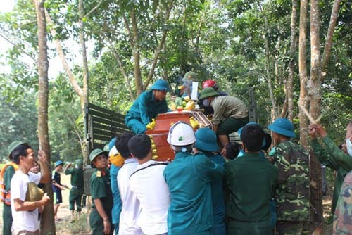 Cuộc trục vớt xe Innova và nạn nhân qua ảnh - 12