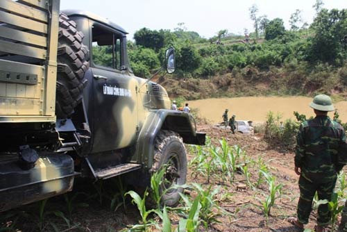 Cuộc trục vớt xe Innova và nạn nhân qua ảnh - 13