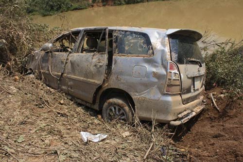 Cuộc trục vớt xe Innova và nạn nhân qua ảnh - 14