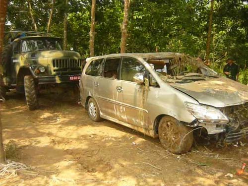 Cuộc trục vớt xe Innova và nạn nhân qua ảnh - 15