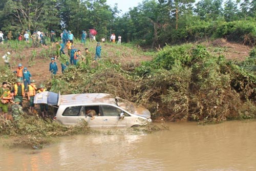 Cuộc trục vớt xe Innova và nạn nhân qua ảnh - 4