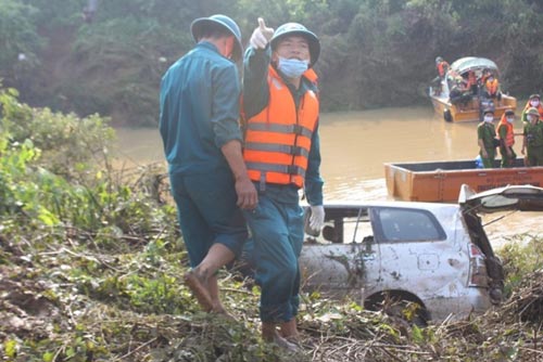 Cuộc trục vớt xe Innova và nạn nhân qua ảnh - 5