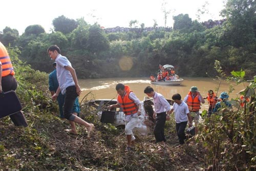 Cuộc trục vớt xe Innova và nạn nhân qua ảnh - 6