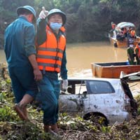 Tin tức trong ngày - Cuộc trục vớt xe Innova và nạn nhân qua ảnh