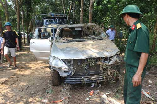 Cận cảnh xác chiếc Innova bị lũ cuốn trôi - 1