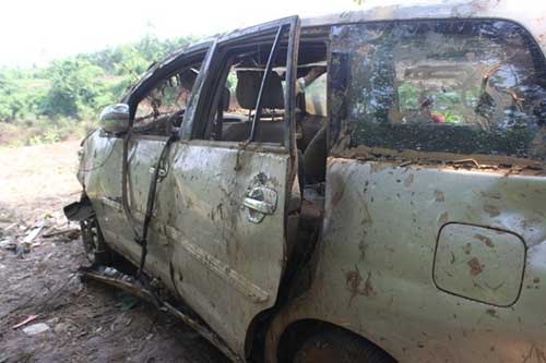 Cận cảnh xác chiếc Innova bị lũ cuốn trôi - 9