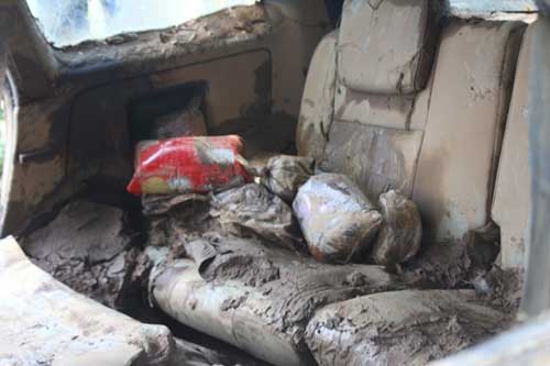 Cận cảnh xác chiếc Innova bị lũ cuốn trôi - 10