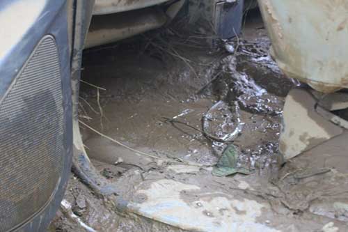 Cận cảnh xác chiếc Innova bị lũ cuốn trôi - 11