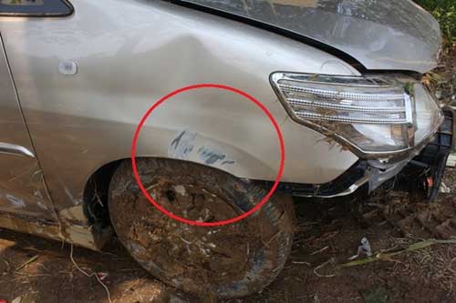 Cận cảnh xác chiếc Innova bị lũ cuốn trôi - 12