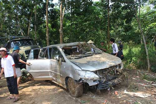 Cận cảnh xác chiếc Innova bị lũ cuốn trôi - 2