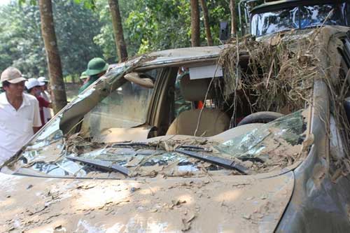 Cận cảnh xác chiếc Innova bị lũ cuốn trôi - 3
