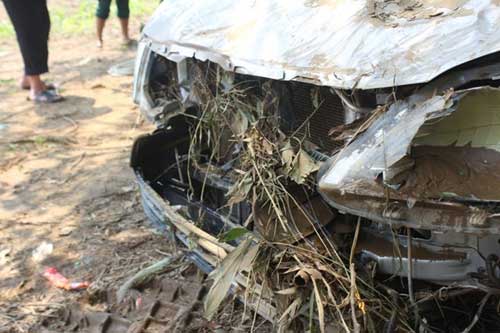 Cận cảnh xác chiếc Innova bị lũ cuốn trôi - 4