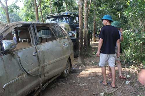 Cận cảnh xác chiếc Innova bị lũ cuốn trôi - 5