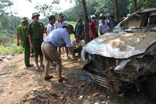 Cận cảnh xác chiếc Innova bị lũ cuốn trôi - 6