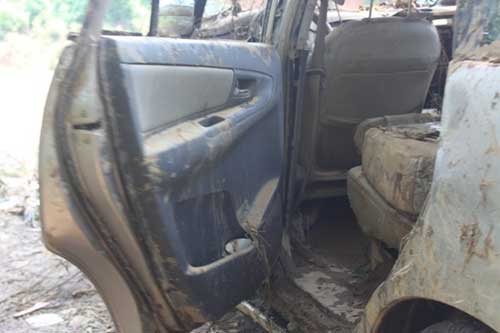 Cận cảnh xác chiếc Innova bị lũ cuốn trôi - 8