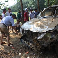 Tin tức trong ngày - Cận cảnh xác chiếc Innova bị lũ cuốn trôi