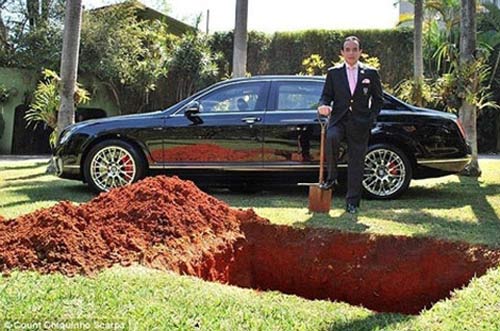 Chôn siêu xe Bentley 10 tỷ để chuẩn bị cho kiếp sau - 1