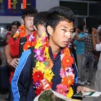 CĐV hân hoan đón U19 VN về Tân Sơn Nhất