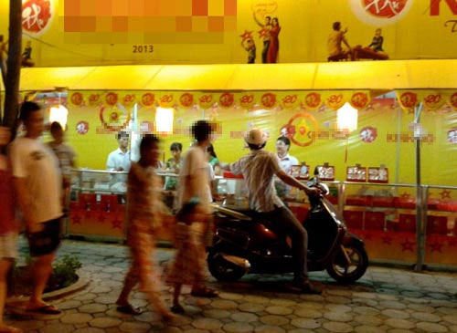 Chen chân mua bánh Trung thu đại hạ giá - 6