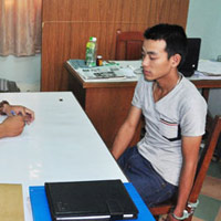 Pháp luật - Khởi tố nam sinh viên dùng đá cướp tiệm vàng