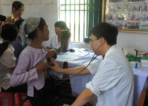 Vụ chôn thuốc sâu: BV khám cho dân miễn phí - 4