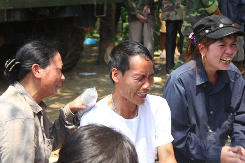 Ô tô bị lũ cuốn: Nghẹn ngào đám tang nạn nhân - 3