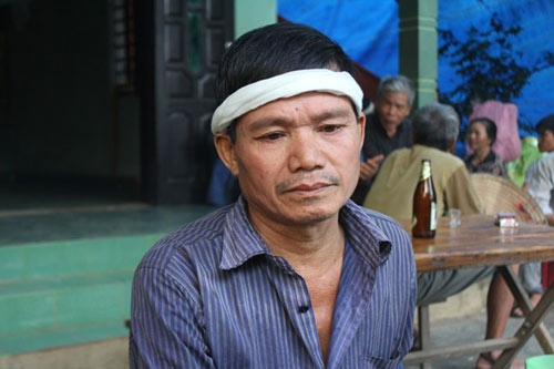 Ô tô bị lũ cuốn: Nghẹn ngào đám tang nạn nhân - 4