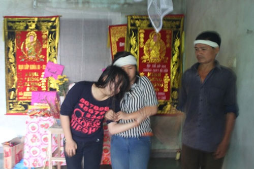 Ô tô bị lũ cuốn: Nghẹn ngào đám tang nạn nhân - 5