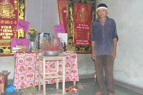 Ô tô bị lũ cuốn: Nghẹn ngào đám tang nạn nhân - 6